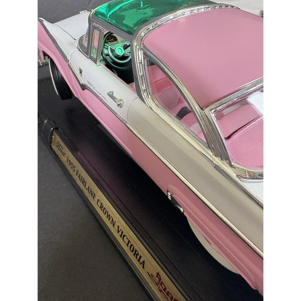 Road Signature 1955 Ford Fairlane Crown Victoria Pink White 1:18 Diecast